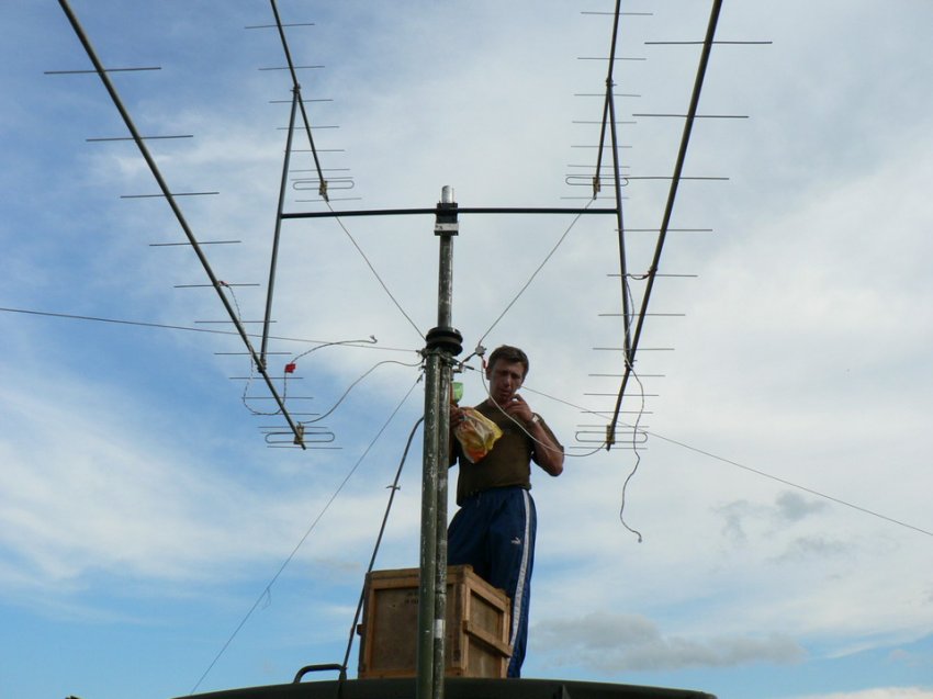 RA3WIM Игорь занят сборкой антенны 432