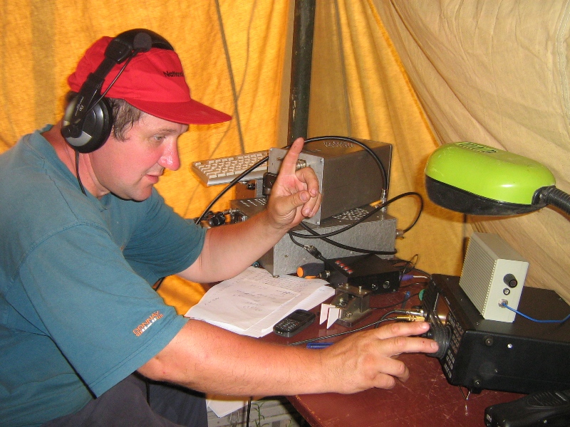 UT7AXA ПД2010 На рабочем месте 432МГц Игорь UY1AW.jpeg 2